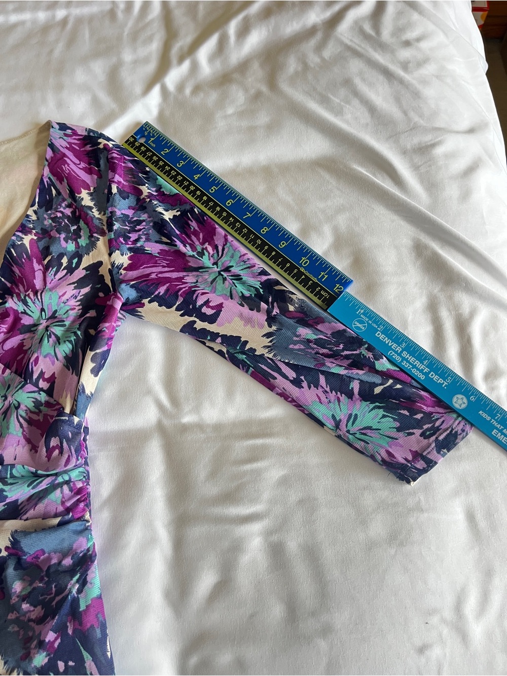 ELLE Size M Teal and Purple Floral Faux-Wrap V-Neck Ruched Top - Picture 7 of 16